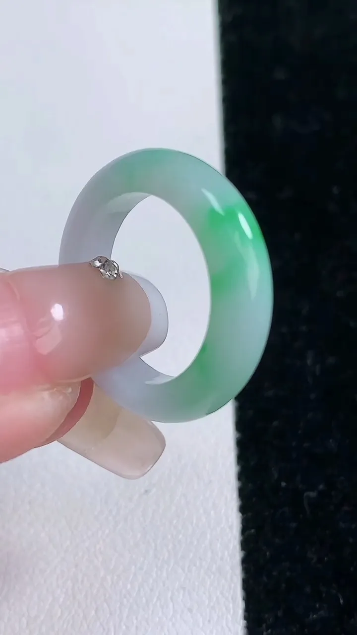 天然A货翡翠指环戒指，尺寸17.2-5-3.6，重量:3.70g2026年1月29日
工厂直销收藏佳