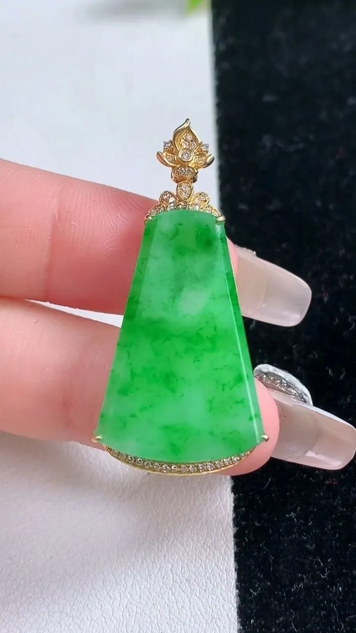 天然A货翡翠无事牌吊坠，尺寸40-27.5-18.8-6.2，重量:4.63g
1月29日