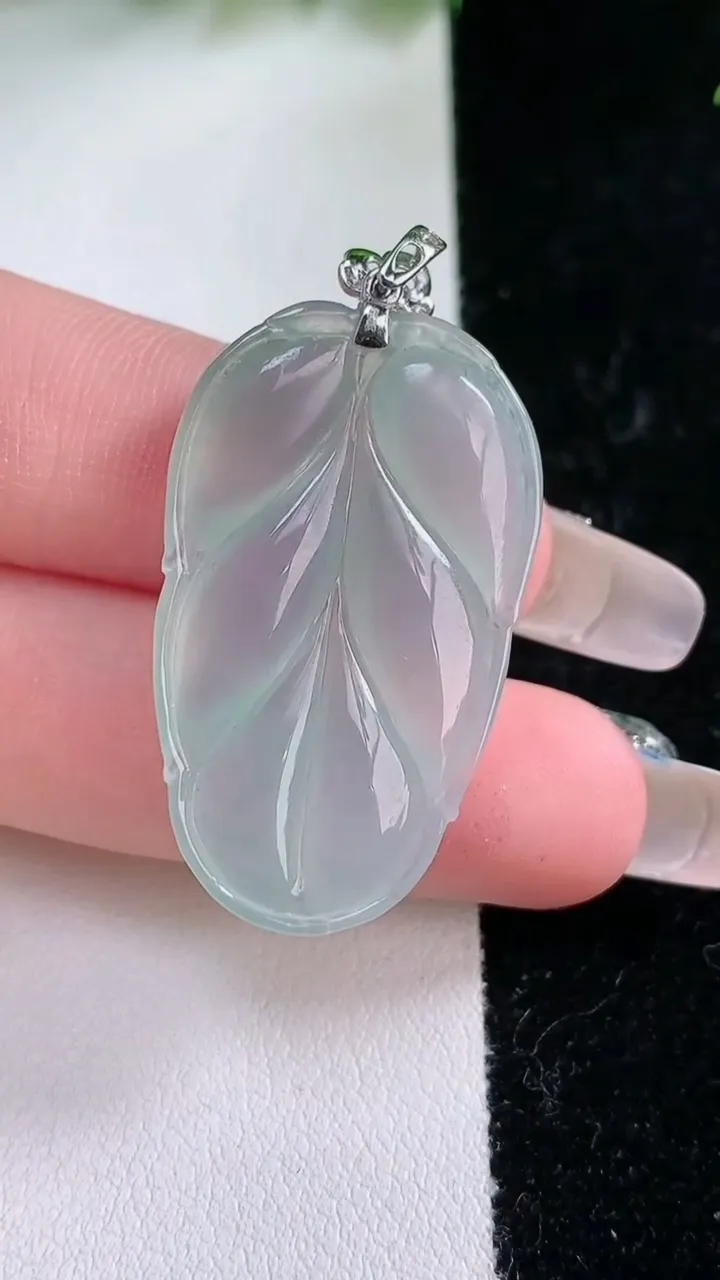 天然A货翡翠金枝玉叶 叶子吊坠，尺寸34-20-4.8，重:6.33g
1月29日