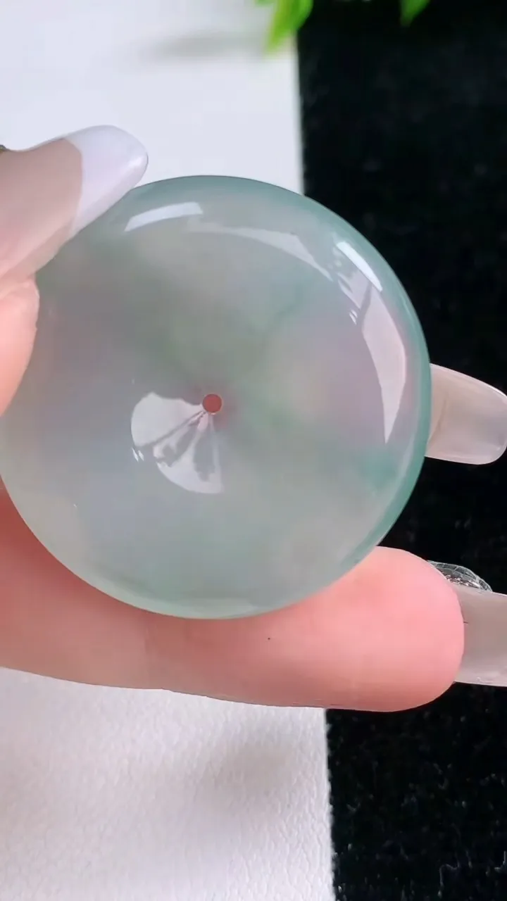 天然A货翡翠平安扣吊坠，尺寸32.8-6，重量:13.92g
1月29日