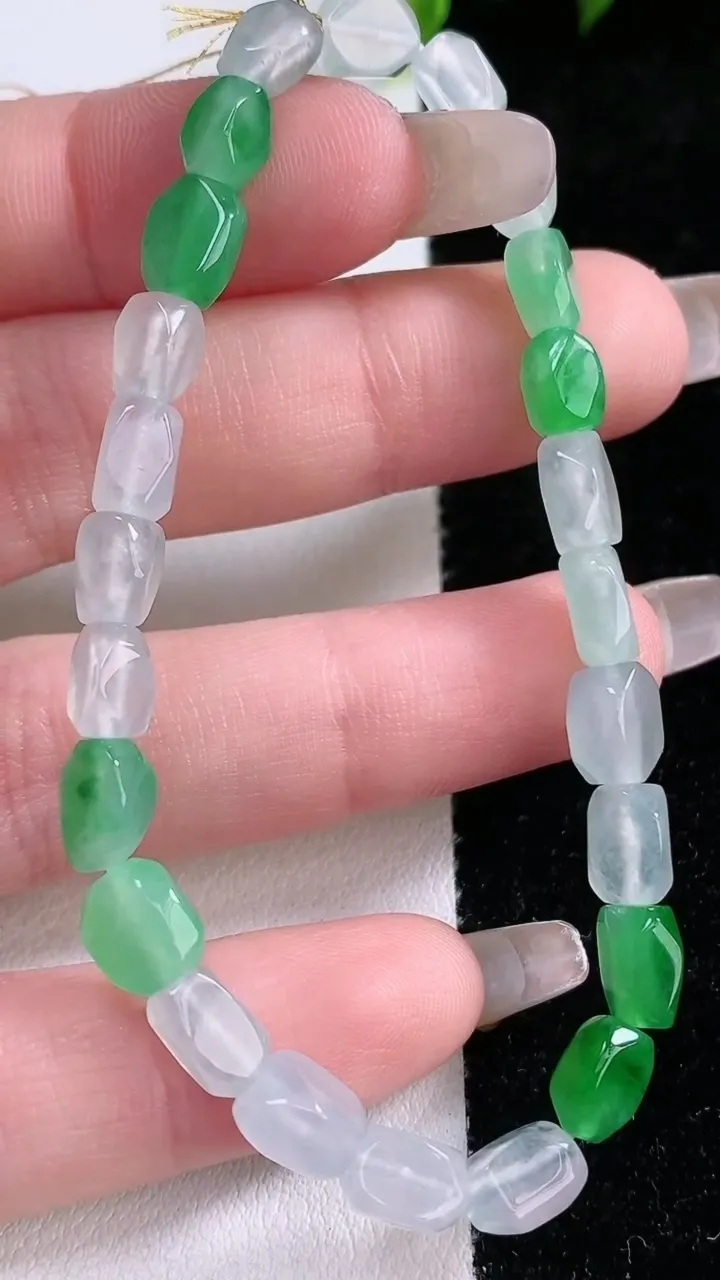 天然A货翡翠原石手串，尺寸7.4-5.8-3.4-23颗，重量:9.14g1月29日
工厂直销收藏佳品,种好水足，色泽均匀，有种有色，上手高大气！