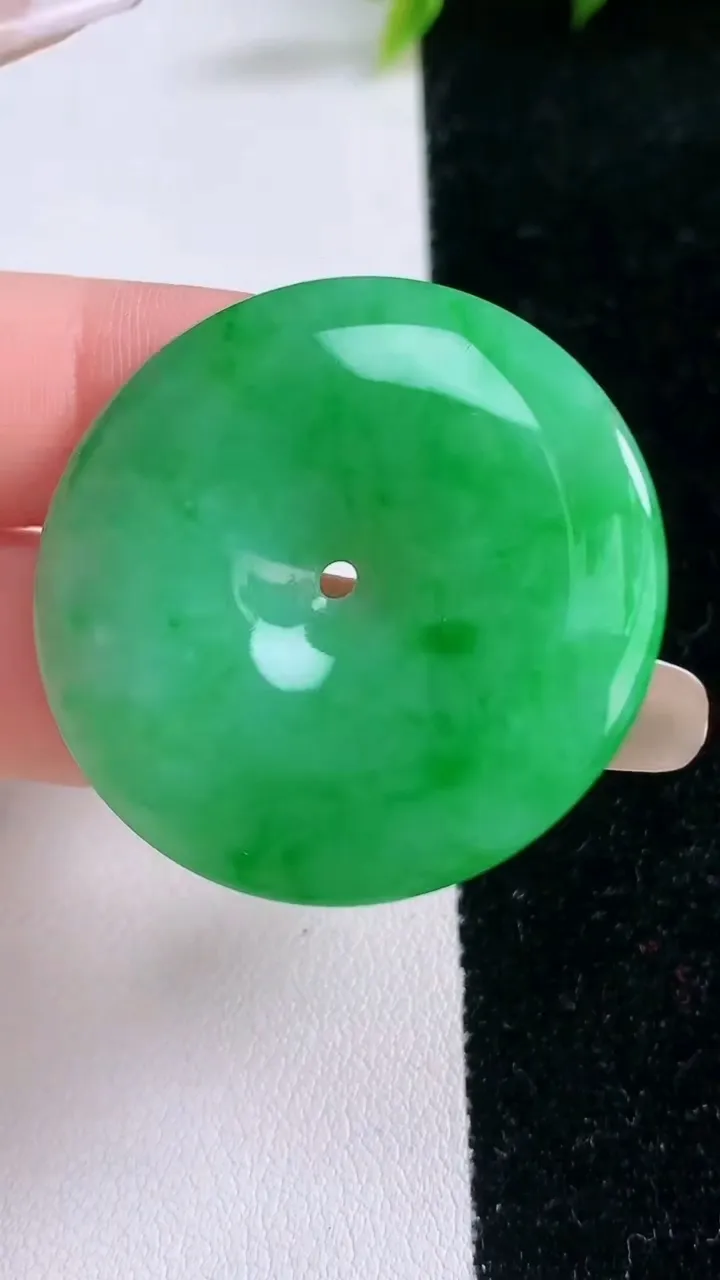 天然A货翡翠平安扣吊坠，尺寸35.7-4.8，重量:13.56g
1月29日