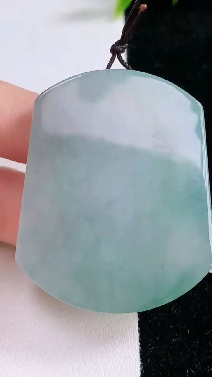 天然A货翡翠无事牌吊坠，尺寸50-40.5-6，重量:34.19g
1月29日