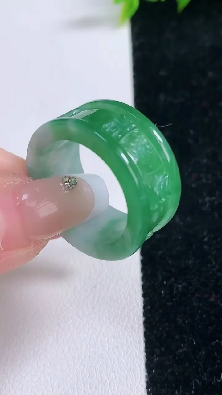 天然A货翡翠六字真言 指环扳指，尺寸20.4-11.2-3.3，重量:8.98g2026年1月29日
工厂直销收藏佳品,种好水足，色泽均匀，有种有色，上手高大气！