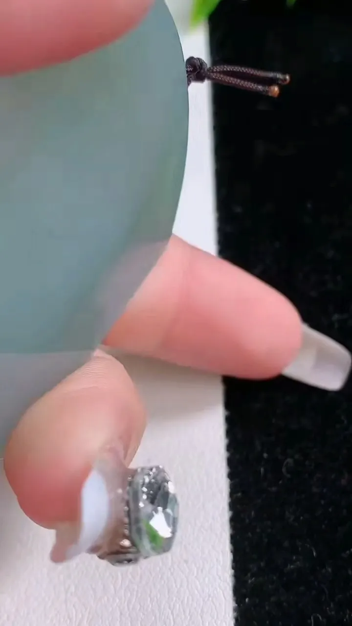 天然A货翡翠无事牌吊坠，尺寸50-40.5-6，重量:34.19g
1月29日