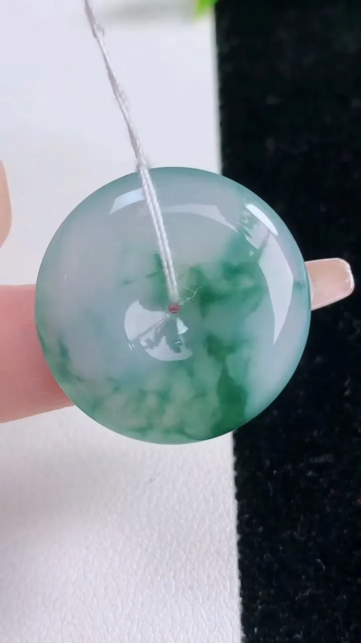 天然A货翡翠冰种飘花平安扣吊坠，尺寸27.6-5.4，重量:8.76g
1月29日