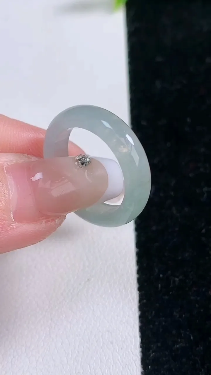 天然A货翡翠指环戒指，尺寸17.3-5-3.2，重量:3.11g2026年1月29日
工厂直销收藏佳