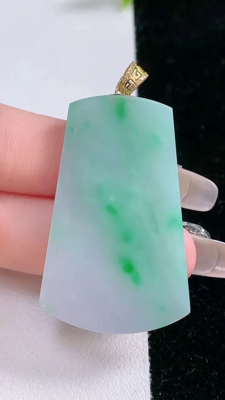 天然A货翡翠无事牌吊坠，尺寸42.5-26.7-3.6，重量:11.93g
1月29日