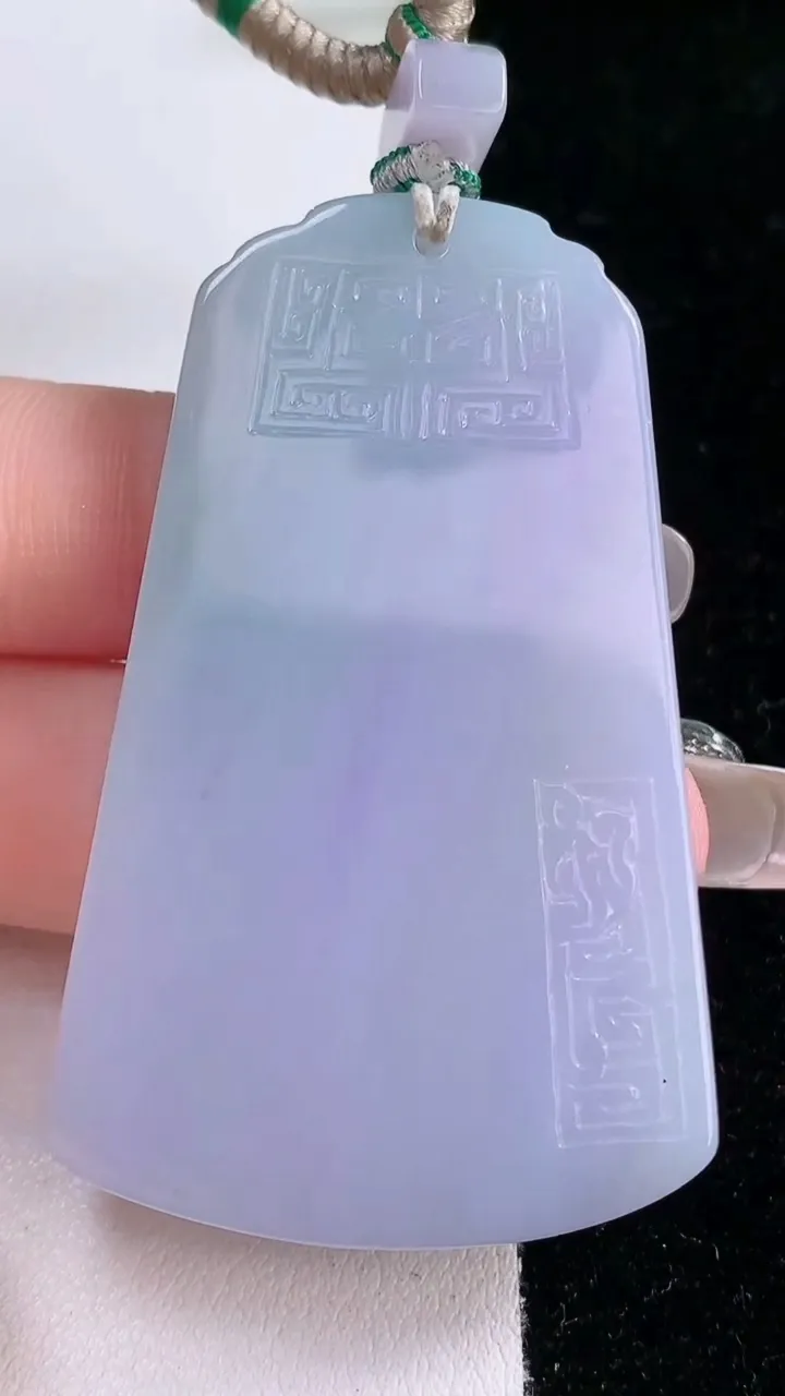 天然A货翡翠紫罗兰仿古无事牌吊坠，尺寸56-34.6-6，重量:38.95g
1月29日