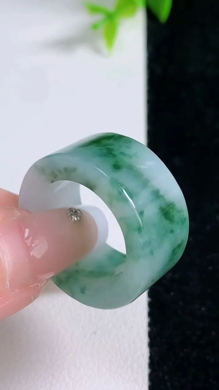 天然A货翡翠飘花指环扳指，尺寸19.2-12.2-4.2，重量:12.97g2026年1月29日
工厂直销收藏佳品,种好水足，色泽均匀，有种有色，上手高大气！