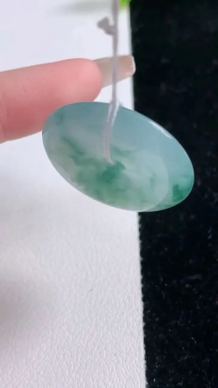 天然A货翡翠冰种飘花平安扣吊坠，尺寸27.6-5.4，重量:8.76g
1月29日