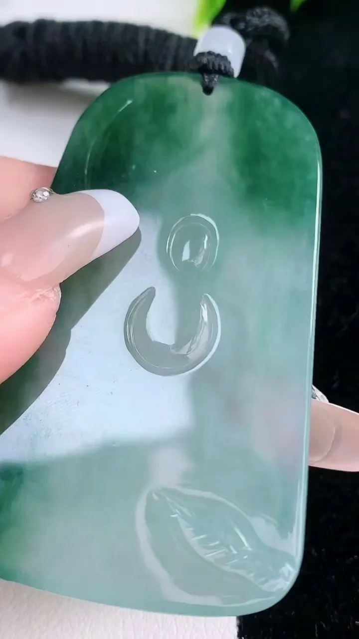 天然A货翡翠阿弥陀佛吊坠，尺寸64.8-37-4.6，重量:31.53g
1月29日