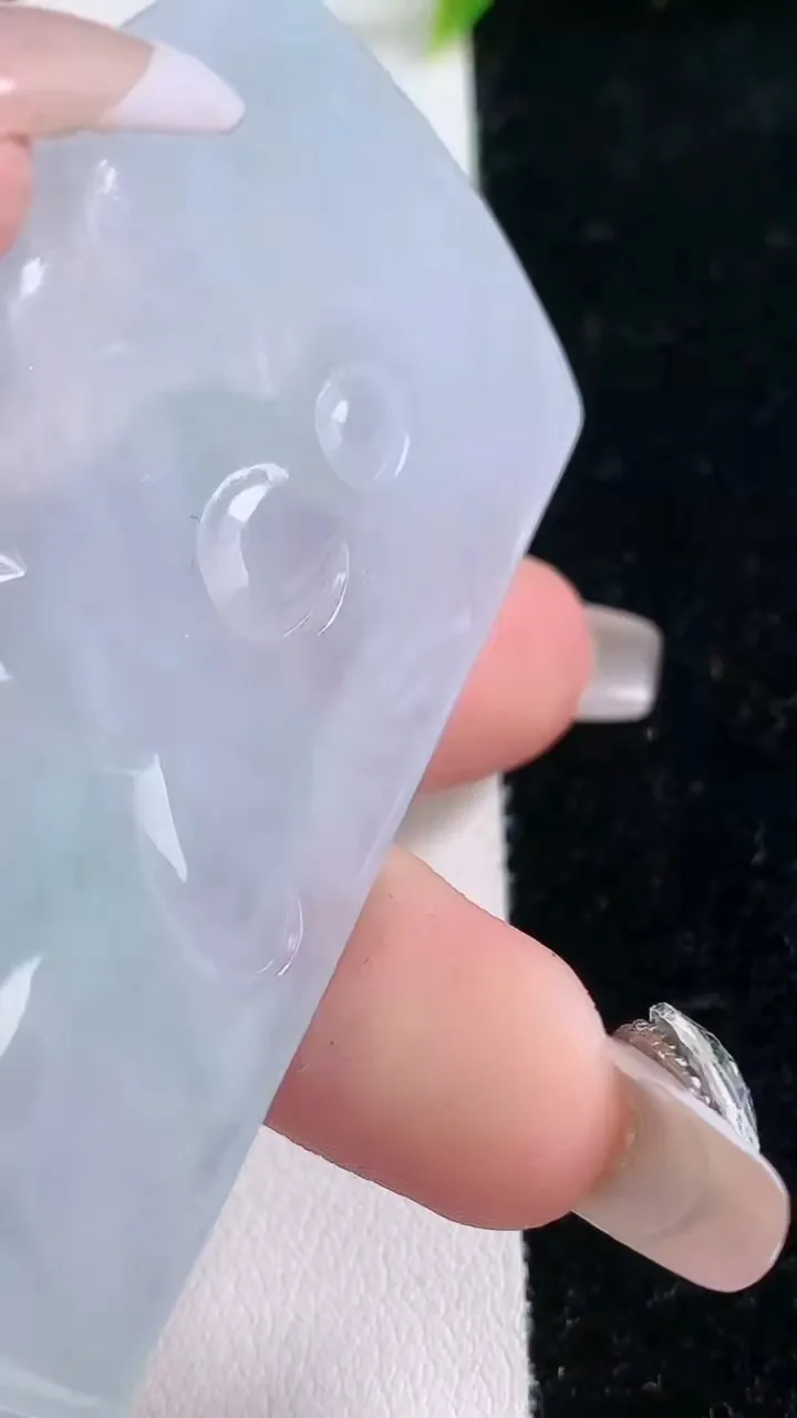 天然A货翡翠祥龙大日如来吊坠，尺寸68-43.2-5.3，重量:38.00g
1月29日