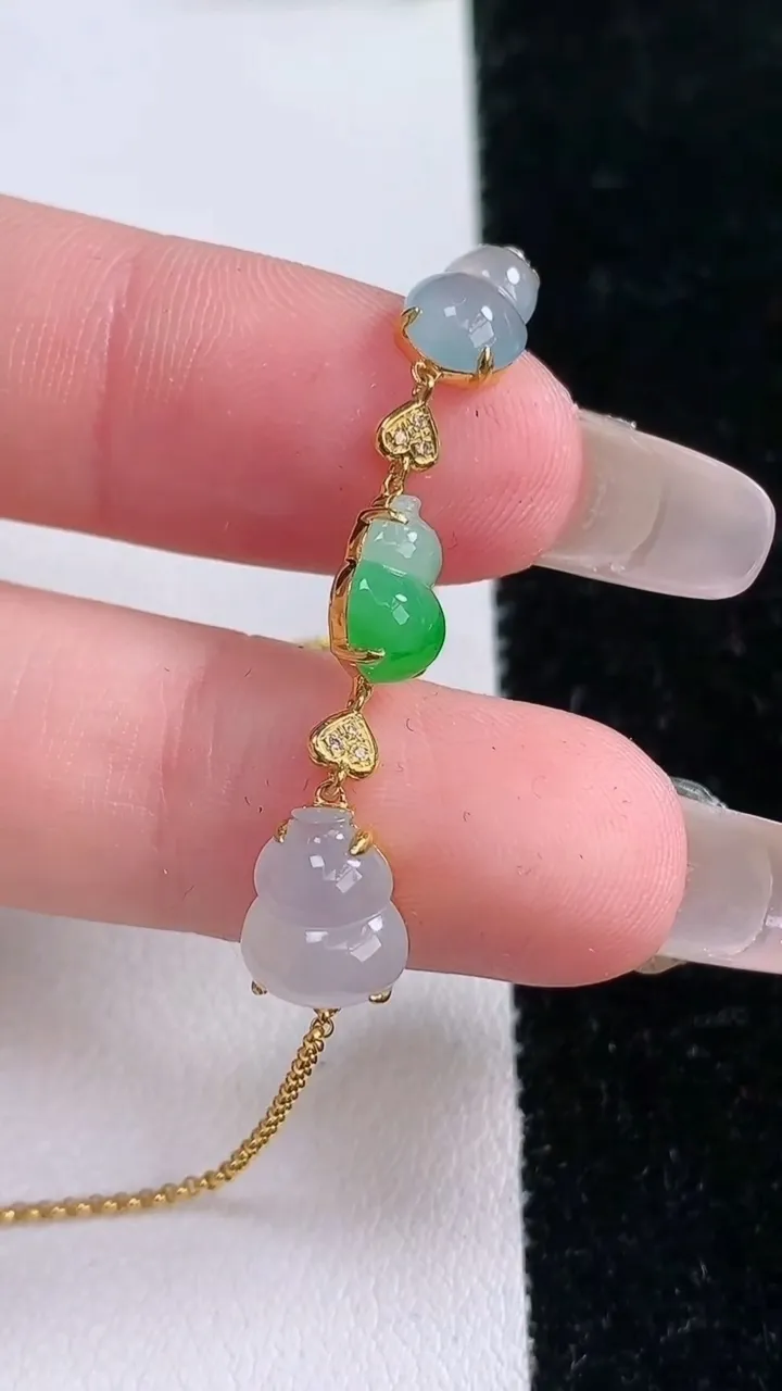 天然A货翡翠种白冰葫芦手链，尺寸8.3-7.6，重量:2.53g
1月29日