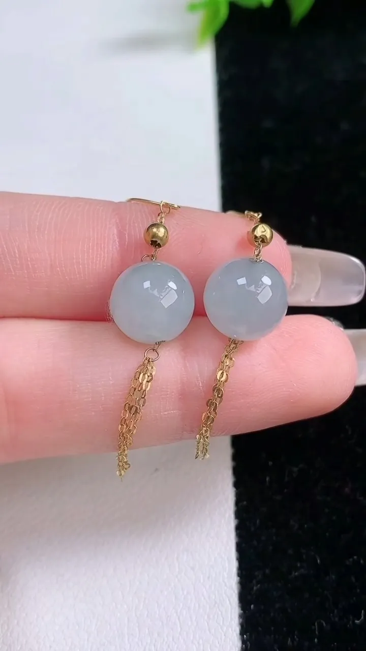 天然A货翡翠圆珠耳坠，尺寸10，重量:3.89g1月29日
工厂直销收藏佳品,种好水足，色泽均匀，有