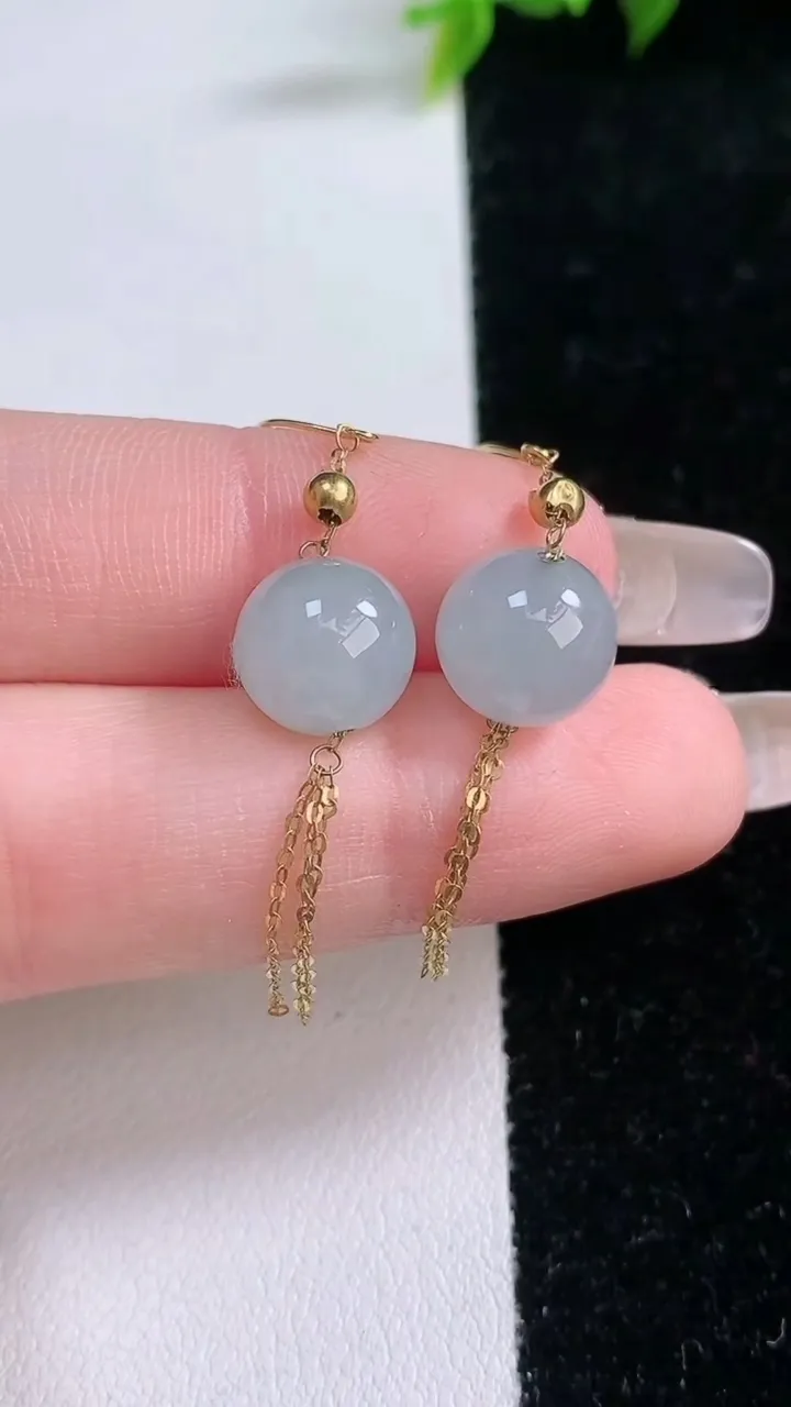 天然A货翡翠圆珠耳坠，尺寸10，重量:3.89g1月29日
工厂直销收藏佳品,种好水足，色泽均匀，有种有色，上手高大气！