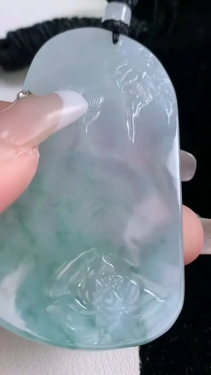 天然A货翡翠种飘花观音菩萨吊坠，尺寸65.5-36-4.5，重量:33.05g
1月29日