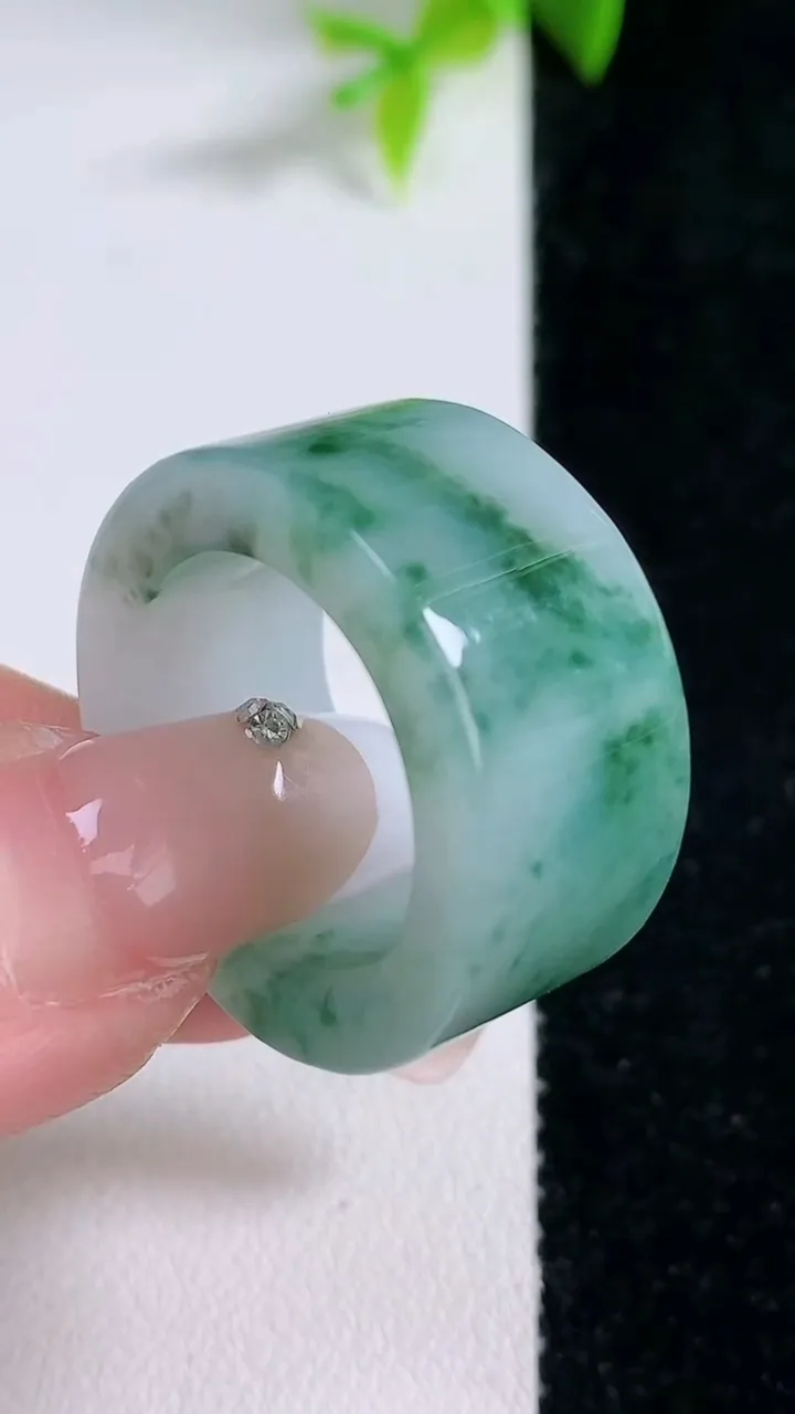 天然A货翡翠飘花指环扳指，尺寸19.2-12.2-4.2，重量:12.97g2026年1月29日
工厂直销收藏佳品,种好水足，色泽均匀，有种有色，上手高大气！