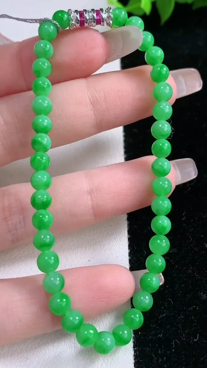 天然A货翡翠圆珠手串，尺寸5-38颗，重量:8.33g1月29日
工厂直销收藏佳品,种好水足，色泽均匀，有种有色，上手高大气！