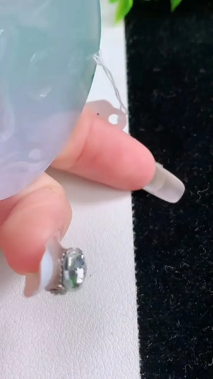 天然A货翡翠大势至菩萨吊坠，尺寸51.3-5.2，重量:30.00g
1月29日