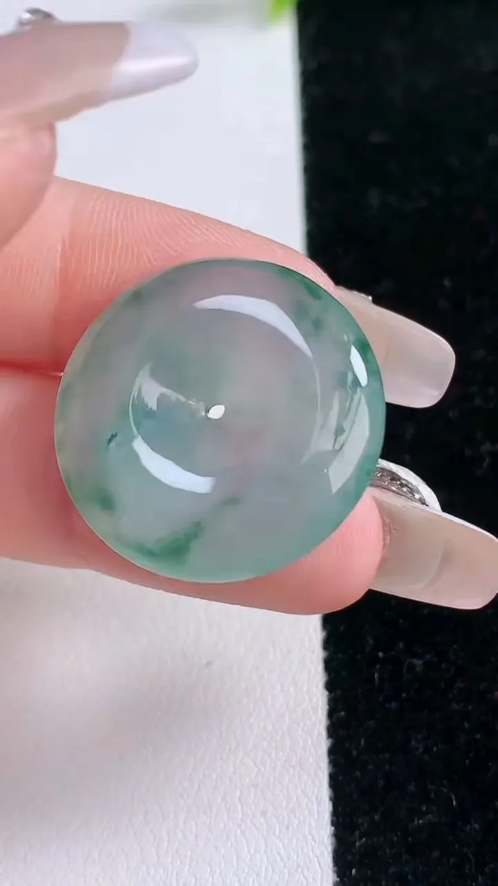 天然A货翡翠冰种飘花平安扣吊坠，尺寸24.7-5.3，重量:7.45g
1月29日