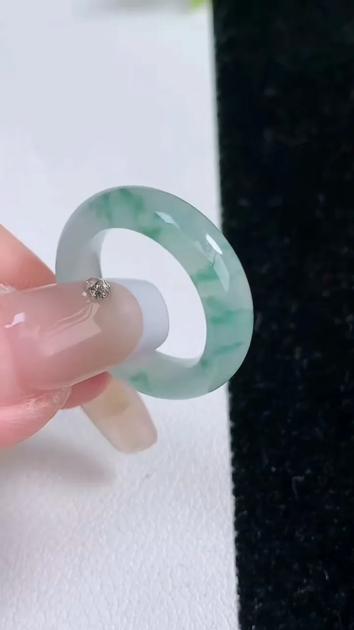 天然A货翡翠冰种飘花指环戒指，尺寸16.4-5.6-3.8，重量:4.01g2026年1月29日
工厂直销收藏佳品,种好水足，色泽均匀，有种有色，上手高大气！