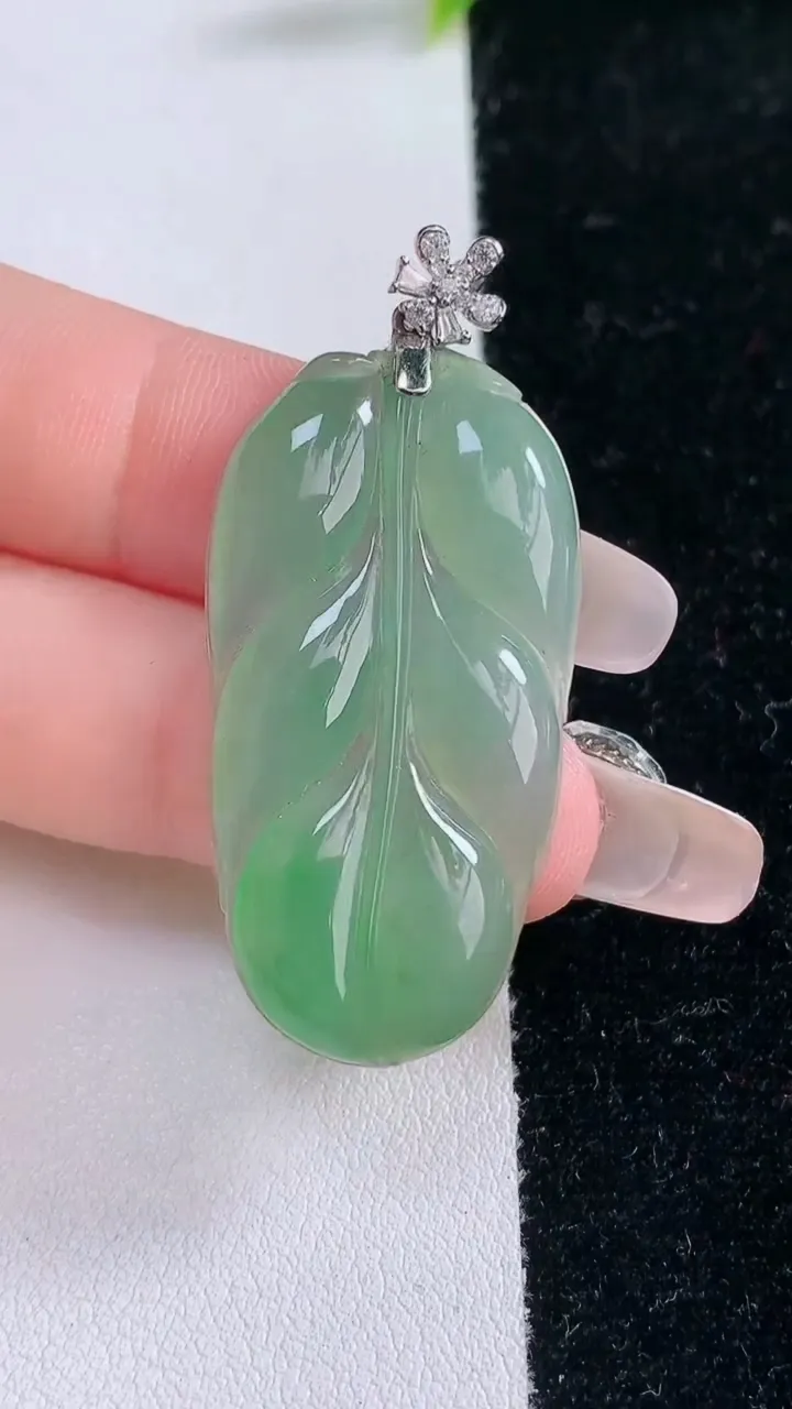 天然A货翡翠金枝玉叶 叶子吊坠，尺寸38.7-20.7-4，重量:7.56g
1月29日