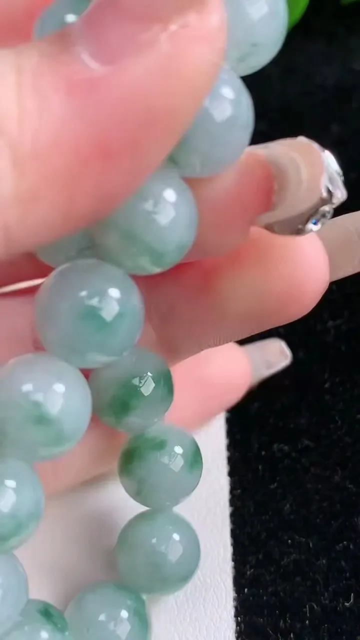 天然A货翡翠飘花圆珠手串，尺寸10.8-18颗，重量:41.86g1月29日
工厂直销收藏佳品,种好水足，色泽均匀，有种有色，上手高大气！