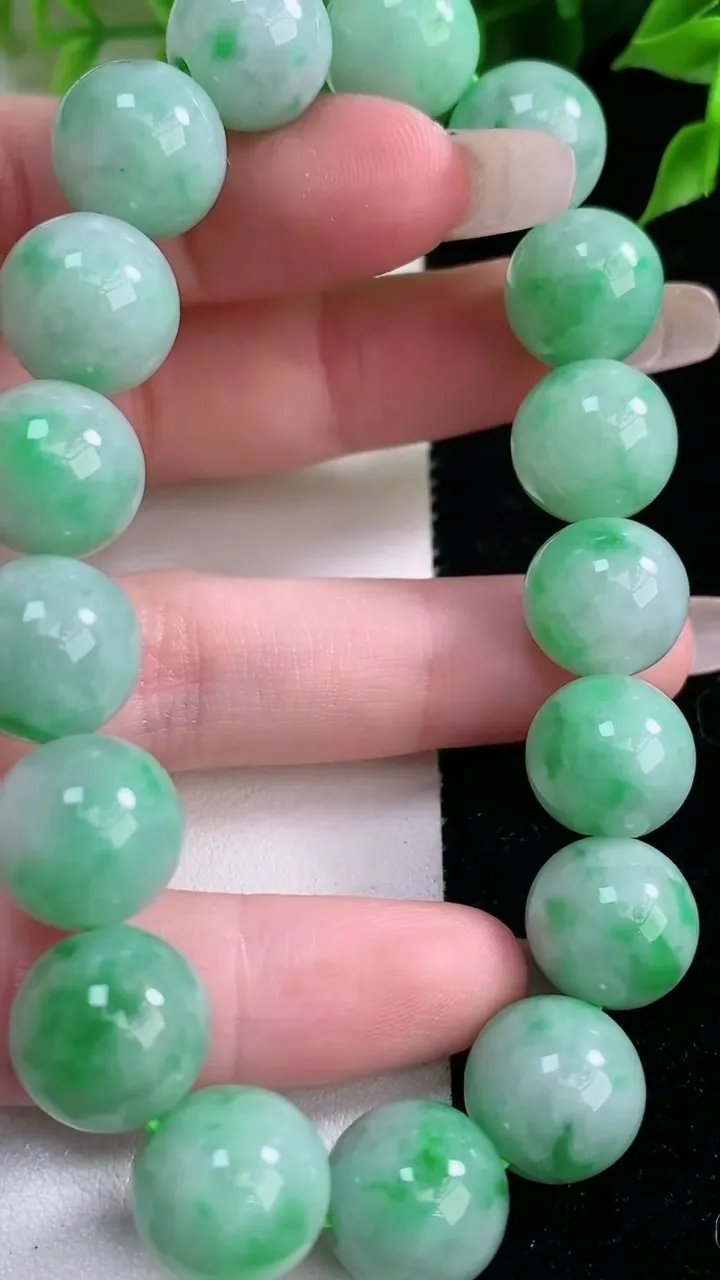 天然A货翡翠圆珠手串，尺寸12.5，重:55.74g1月29日
工厂直销收藏佳品,种好水足，色泽均匀，有种有色，上手高大气！
