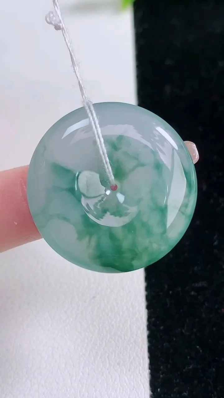 天然A货翡翠冰种飘花平安扣吊坠，尺寸27.6-5.4，重量:8.76g
1月29日