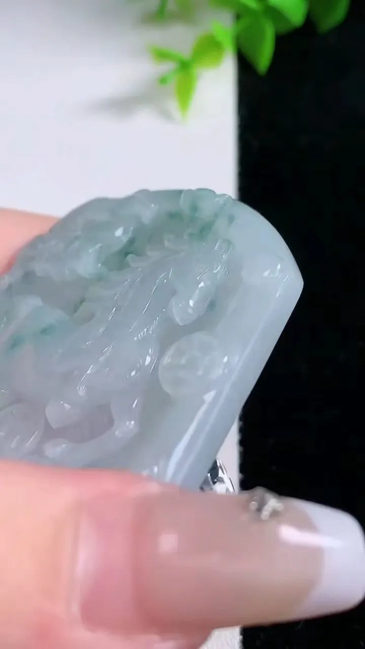 天然A货翡翠飘花生肖马吊坠，尺寸54-47.6-5，重量:32.84g
1月29日