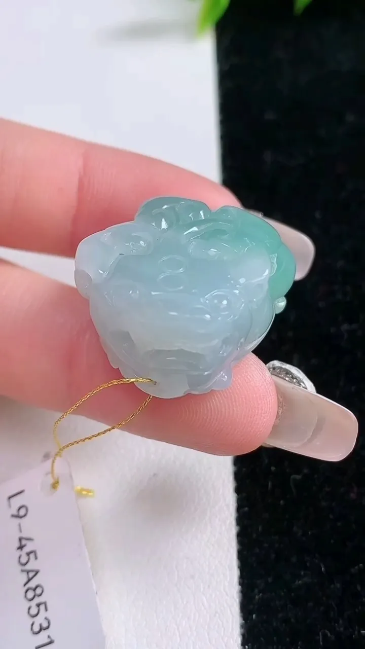 天然A货翡翠貔貅吊坠，尺寸27.2-21-12.6，重量:16.18g
1月29日