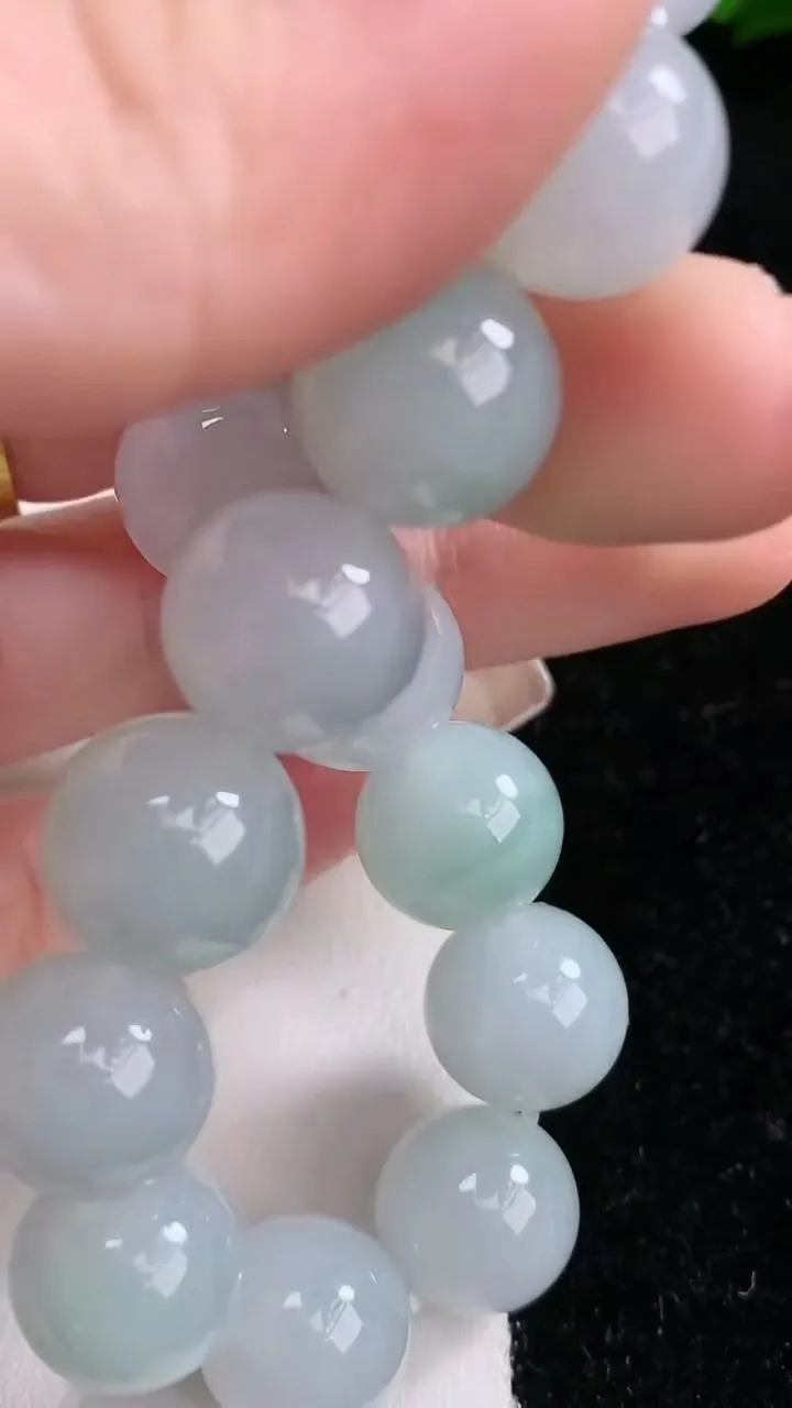 天然A货翡翠圆珠手串，尺寸12.5-16颗，重量:56.50g1月29日
工厂直销收藏佳品,种好水足，色泽均匀，有种有色，上手高大气！