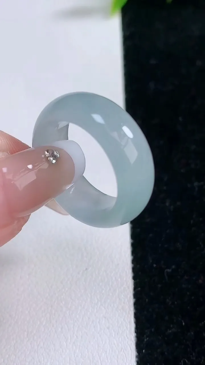 天然A货翡翠指环戒指，尺寸17.5-7.8-3.7，重量:6.23g2026年1月29日
工厂直销收藏佳品,种好水足，色泽均匀，有种有色，上手高大气！