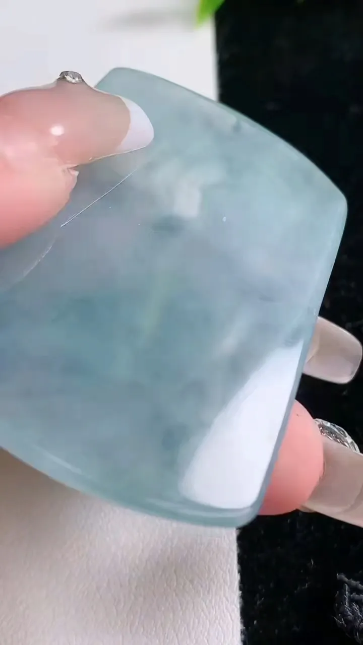 天然A货翡翠冰种飘花大势至菩萨吊坠，尺寸54-38-5.7，重量:26.81g
1月29日