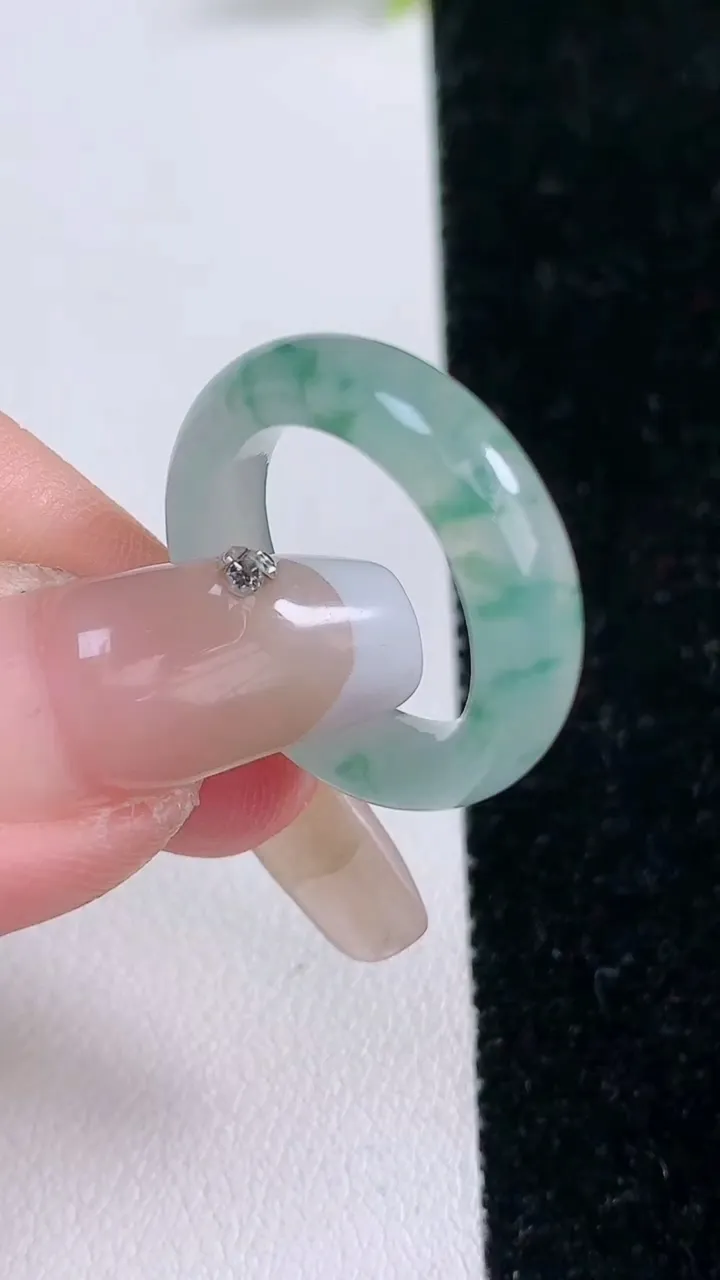 天然A货翡翠冰种飘花指环戒指，尺寸16.4-5.6-3.8，重量:4.01g2026年1月29日
工