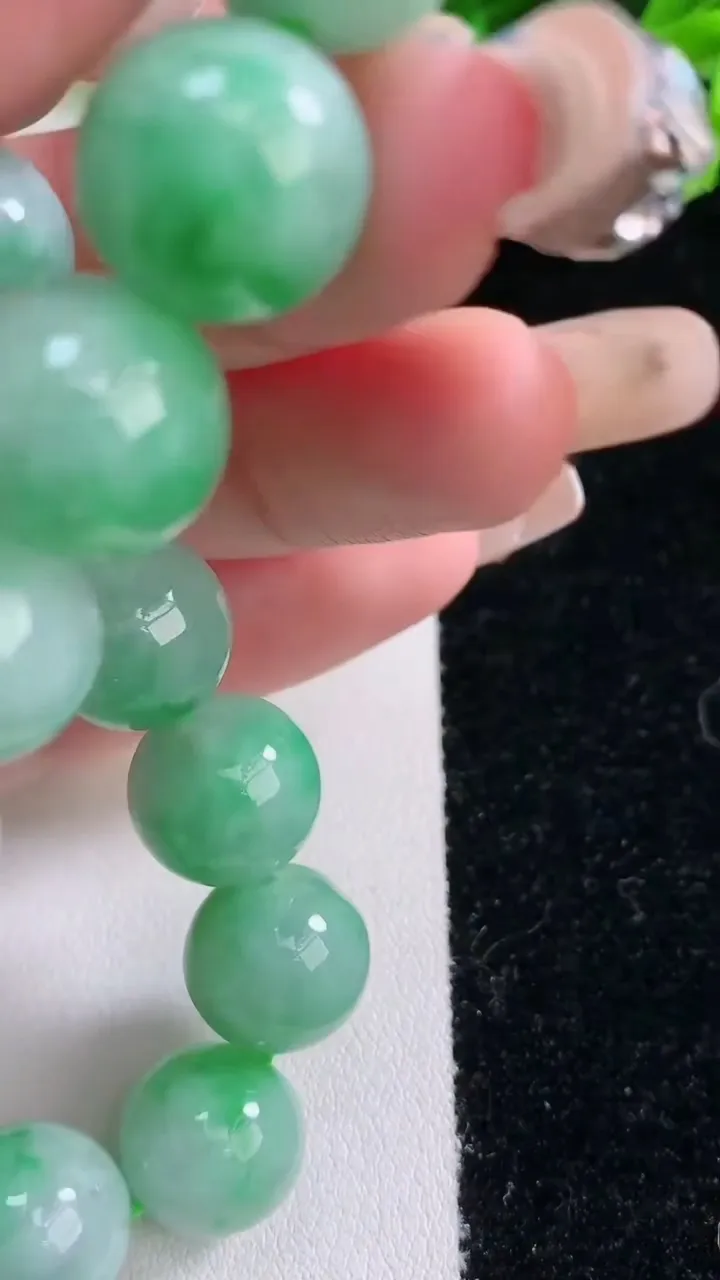 天然A货翡翠圆珠手串，尺寸12.5，重:55.74g1月29日
工厂直销收藏佳品,种好水足，色泽均匀，有种有色，上手高大气！