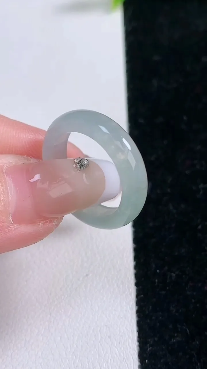 天然A货翡翠指环戒指，尺寸17.3-5-3.2，重量:3.11g2026年1月29日
工厂直销收藏佳品,种好水足，色泽均匀，有种有色，上手高大气！