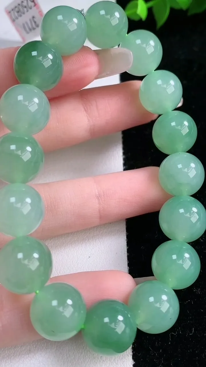 天然A货翡翠圆珠手串，尺寸12-16颗，重量:52.39g1月29日
工厂直销收藏佳品,种好水足，色
