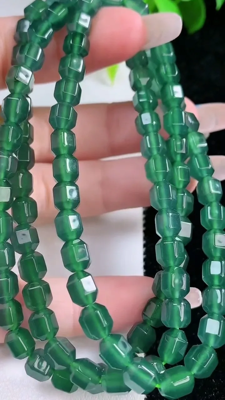 天然A货翡翠路路通项链，尺寸6-5.3，重量:41.96g1月29日
工厂直销收藏佳品,种好水足，色泽均匀，有种有色，上手高大气！