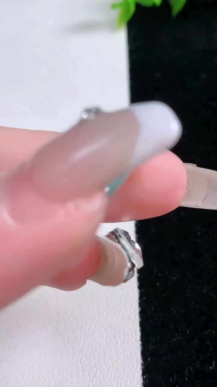 天然A货翡翠葫芦吊坠，尺寸21.5-17.2-8，重量:5.44g
1月29日