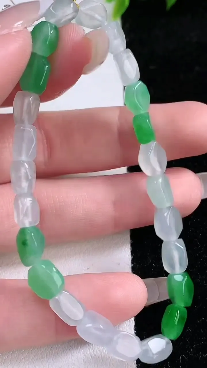 天然A货翡翠原石手串，尺寸7.4-5.8-3.4-23颗，重量:9.14g1月29日
工厂直销收藏佳