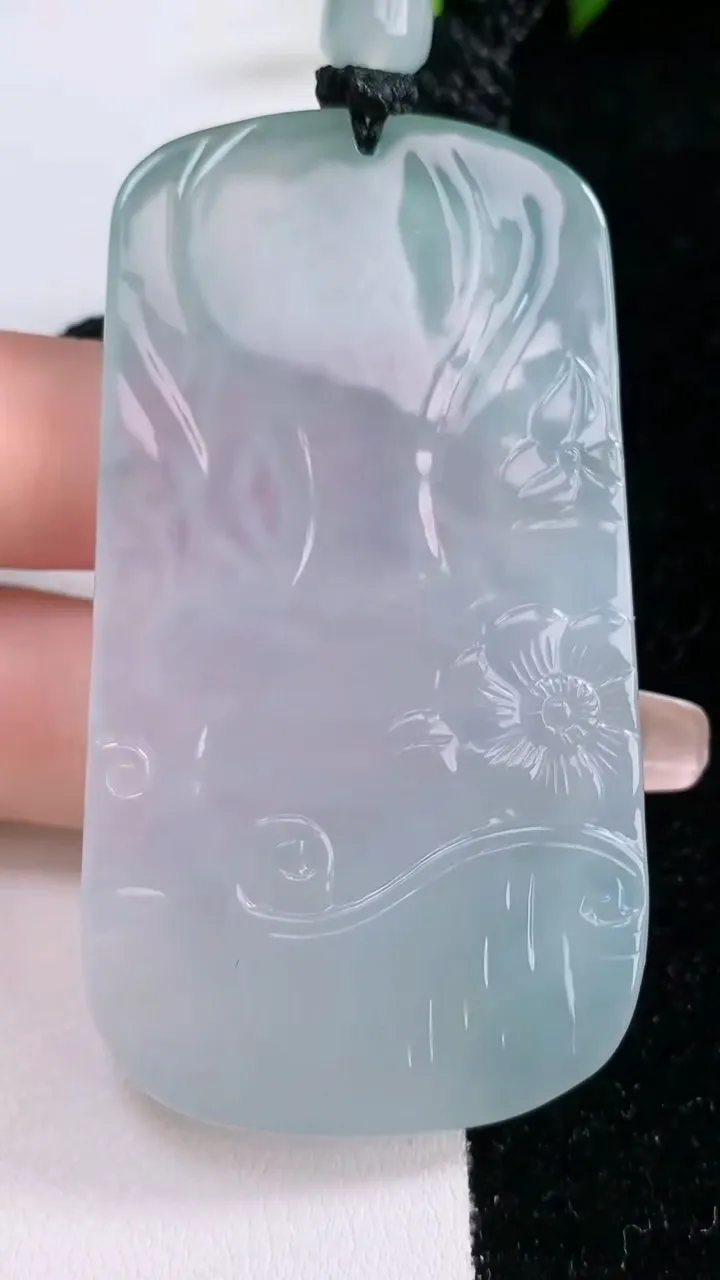 天然A货翡翠文殊菩萨吊坠，尺寸65.7-35.3-5.7，重量:38.58g
1月29日