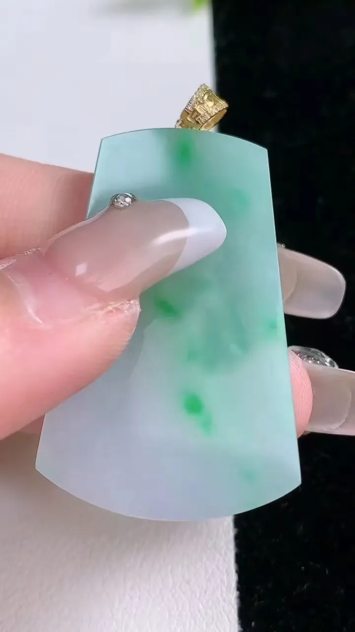 天然A货翡翠无事牌吊坠，尺寸42.5-26.7-3.6，重量:11.93g
1月29日