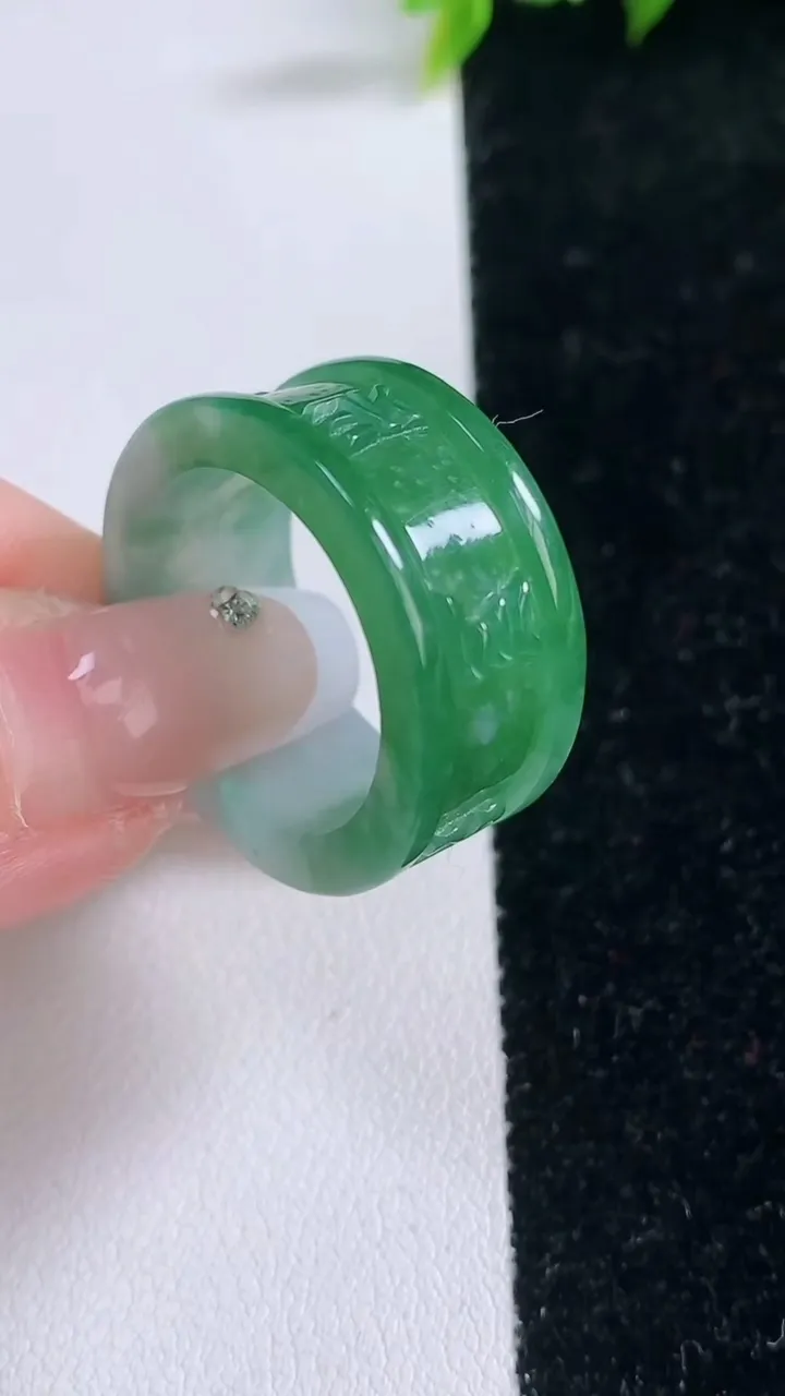 天然A货翡翠六字真言 指环扳指，尺寸20.4-11.2-3.3，重量:8.98g2026年1月29日
工厂直销收藏佳品,种好水足，色泽均匀，有种有色，上手高大气！