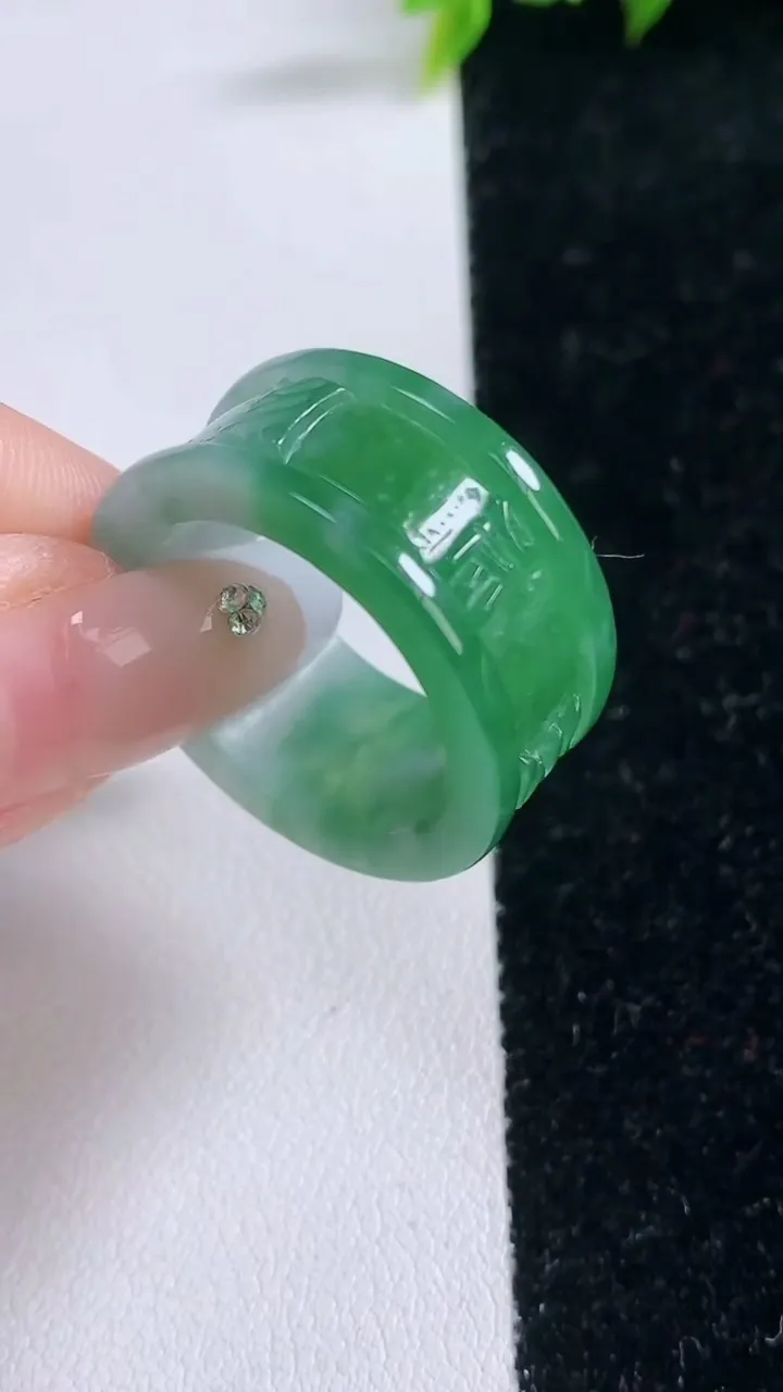 天然A货翡翠六字真言 指环扳指，尺寸20.4-11.2-3.3，重量:8.98g2026年1月29日
工厂直销收藏佳品,种好水足，色泽均匀，有种有色，上手高大气！