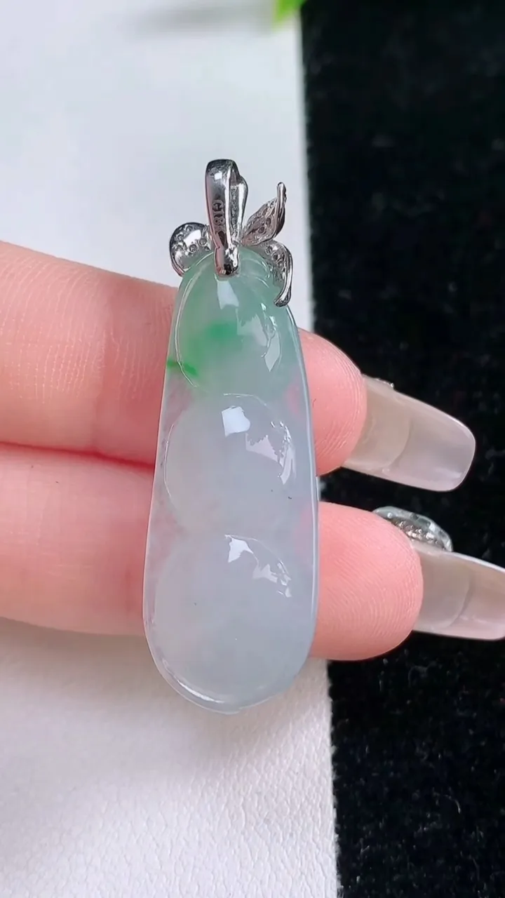 天然A货翡翠福豆吊坠，尺寸32.3-13.7-8.5，重量:6.81g
1月29日