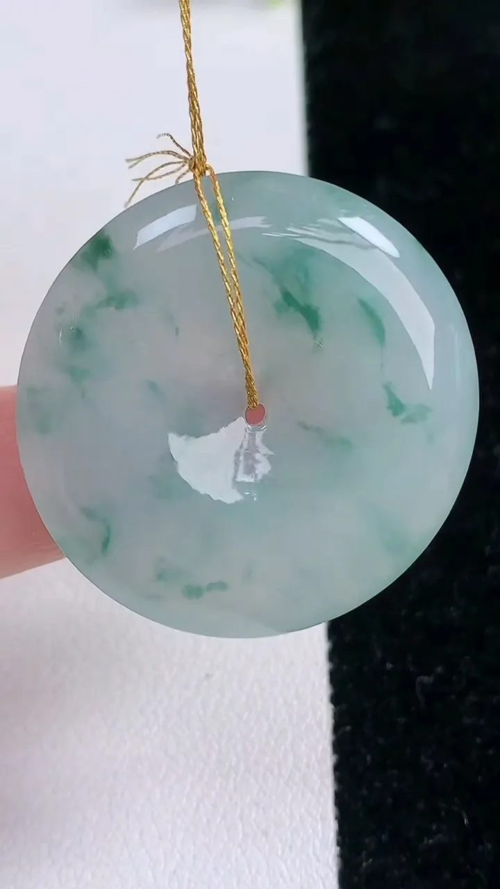 天然A货翡翠冰种飘花平安扣吊坠，尺寸33-5.3，重量:13.17g
1月29日