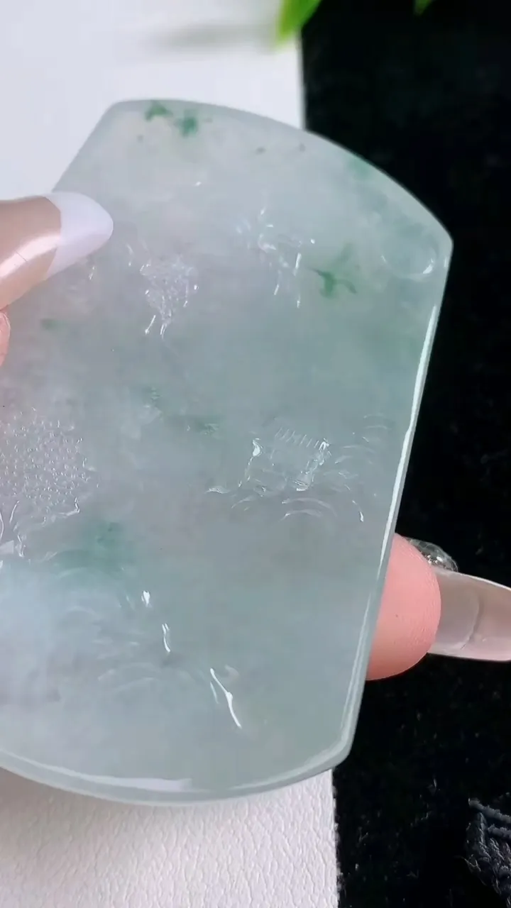 天然A货翡翠牌吊坠，尺寸64.7-42-5.4，重量:39.04g
1月29日