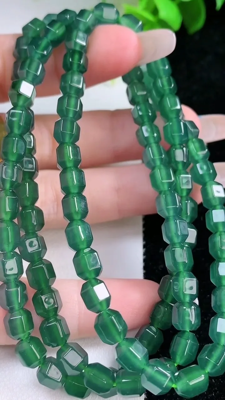 天然A货翡翠路路通项链，尺寸6-5.3，重量:41.96g1月29日
工厂直销收藏佳品,种好水足，色泽均匀，有种有色，上手高大气！